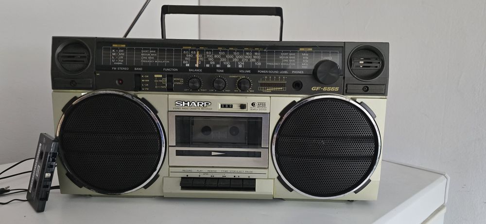Vând radiocasetofon Sharp original Japan impecabil !