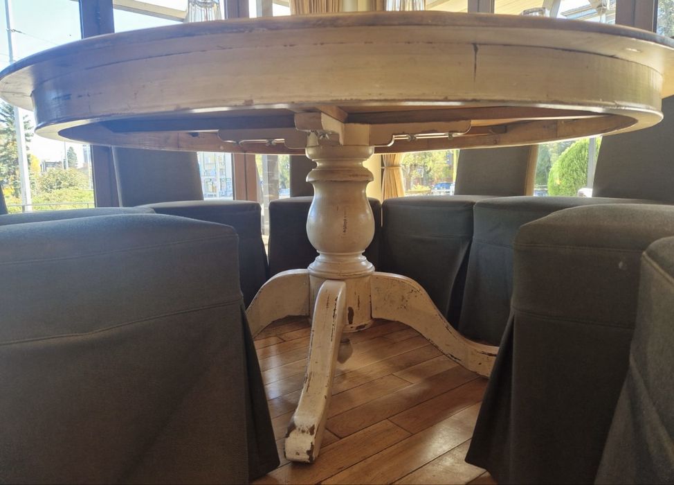 Кръгла маса от махагон