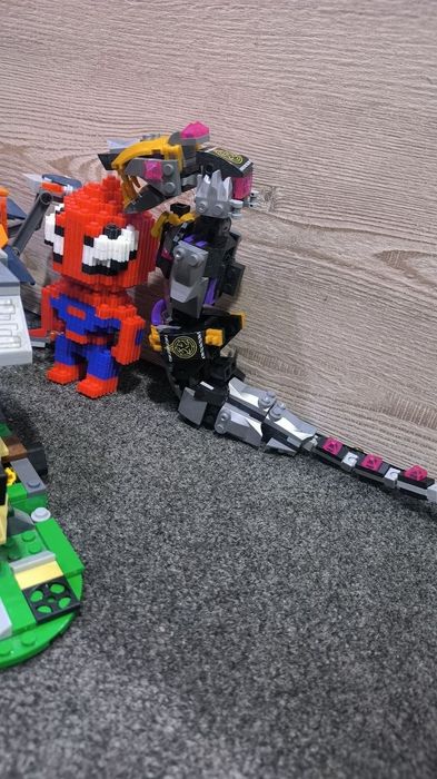 Продам собранные фигуры из лего