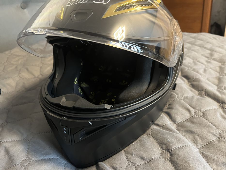 Пистова каска с вградена Bluetooth музика– размер S, отлично състояние