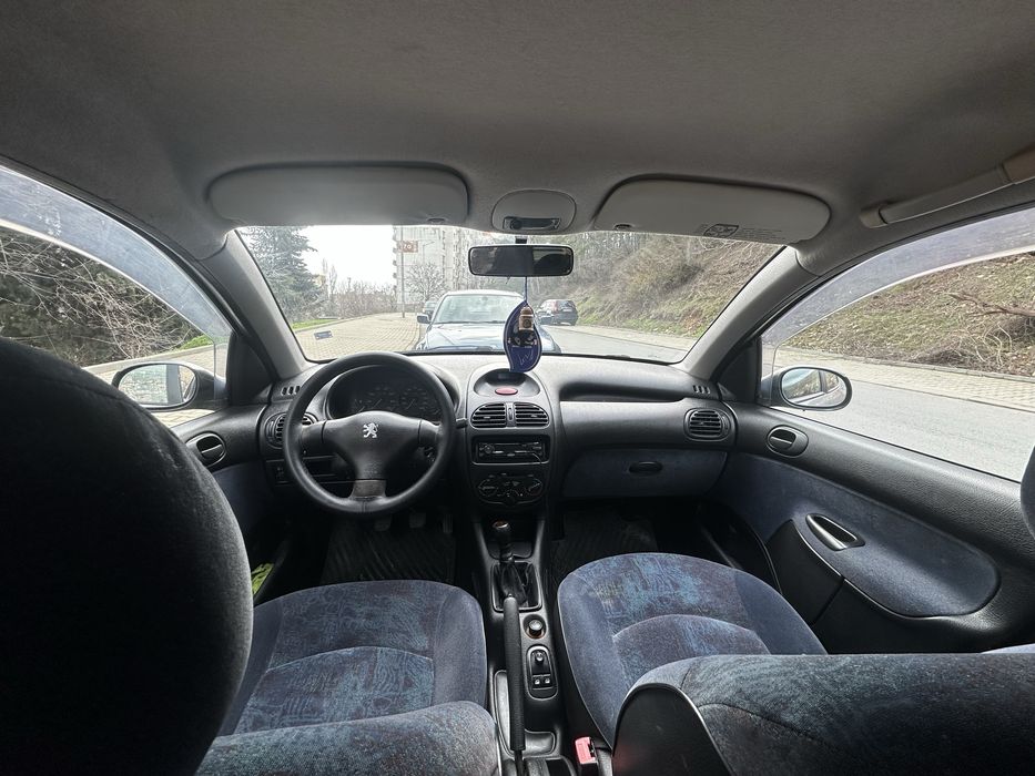 Автомобил пежо 206