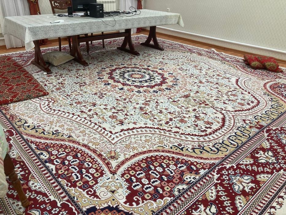 Продается ковер, стол, тумба по тв ,шторы