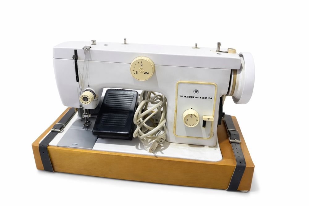 Швейная машинка Чайка-132М (рабочая, с педалью и кейсом)