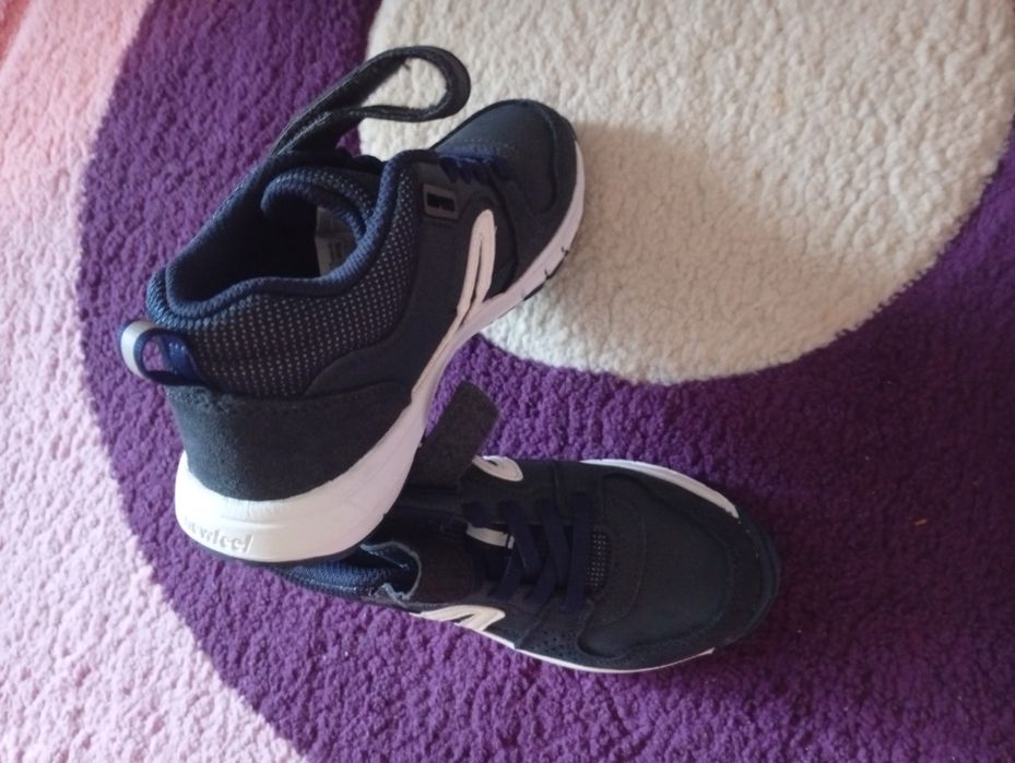 Adidași noi fara eticheta