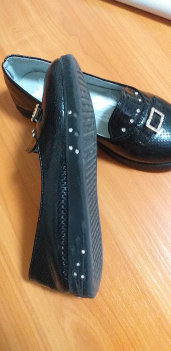 продам туфли для девочки,в отличном состоянии,цена 3000