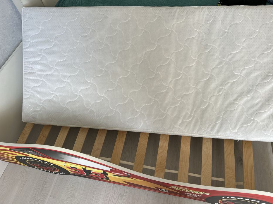 Детская кровать машина