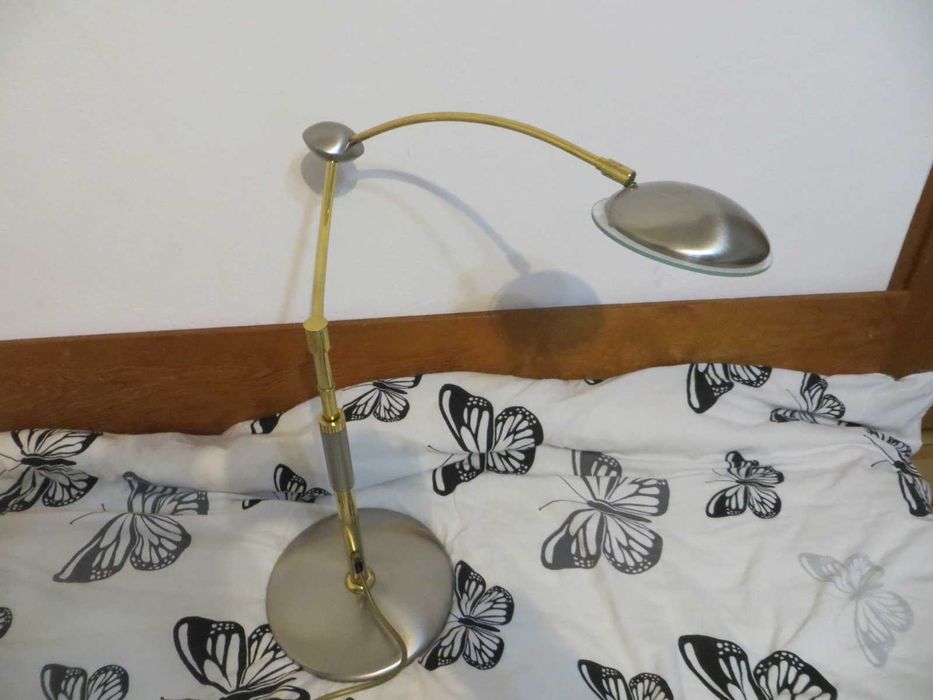 Масивна регулируема настолна лампа с въртящо рамо