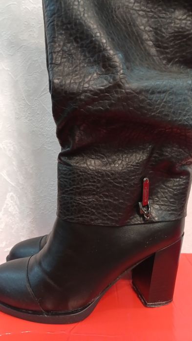 Фирменные кожанные сапоги чёрного цвета в отличном состоянии 40го разм