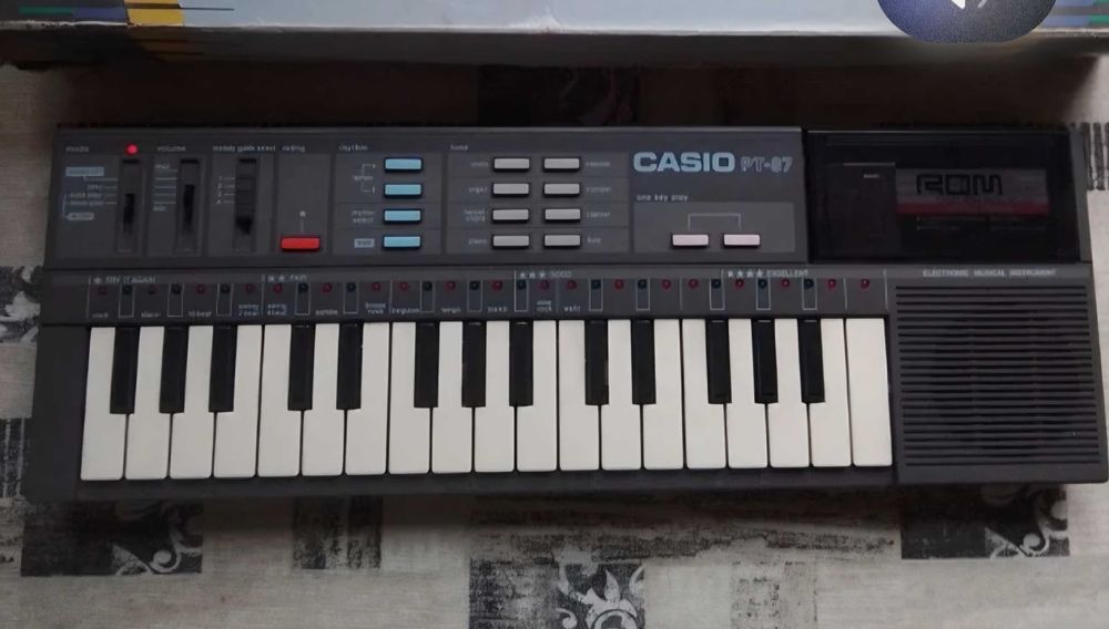 Casio PT-87 32-Key Mini Synthesizer 1980s