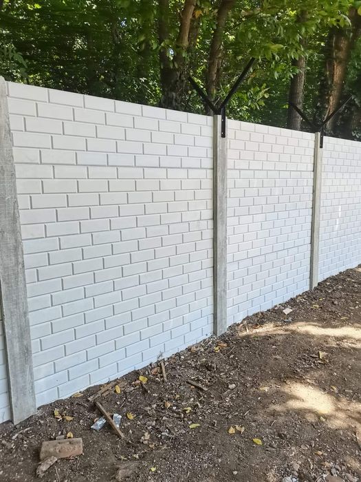 Gard din placi de beton prefabricat