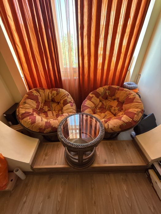 Fotolii ratan cu perna si masuță de cafea