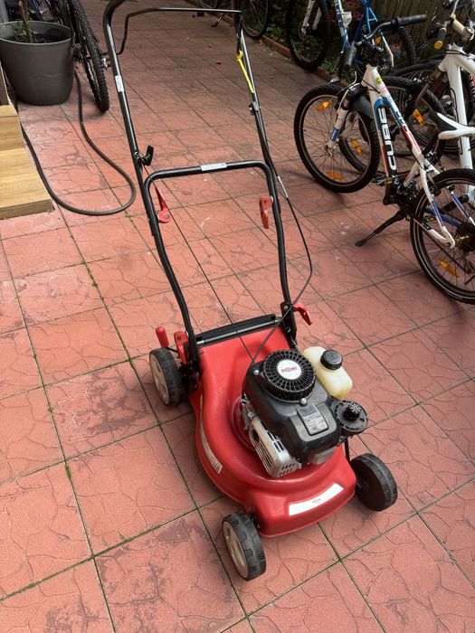 Masina tuns iarba pe benzina