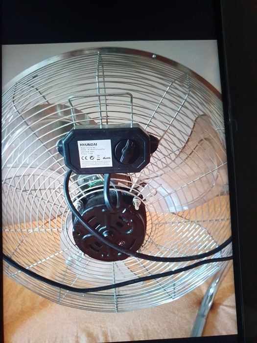 Vând ventilator de podea nou