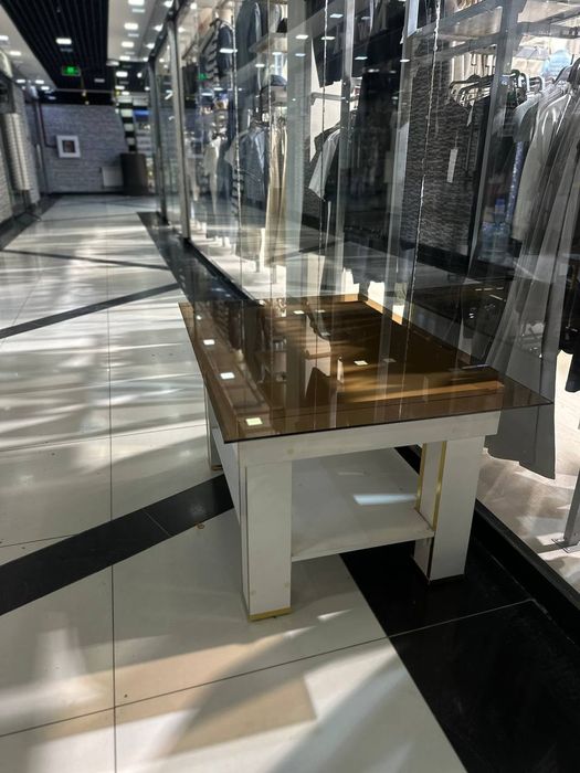 стеклянный стол из дерева