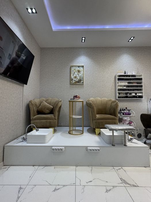 Полностью продается мебель для салона красоты.