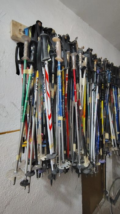 Bețe de schi diferite mărimi și firme.