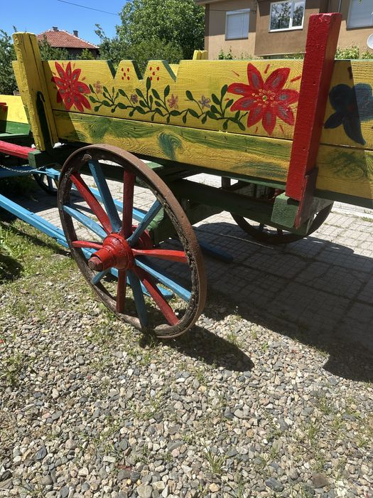 Декоративни дървени каручки