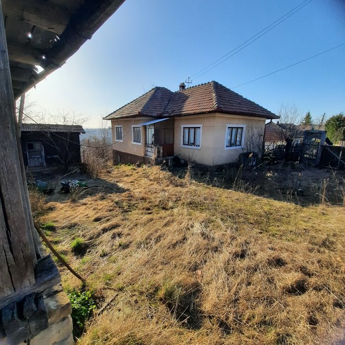 Vand Casa in centrul Feleacului, teren 700 mp.