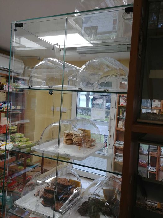 Стъклена витрина без рамка