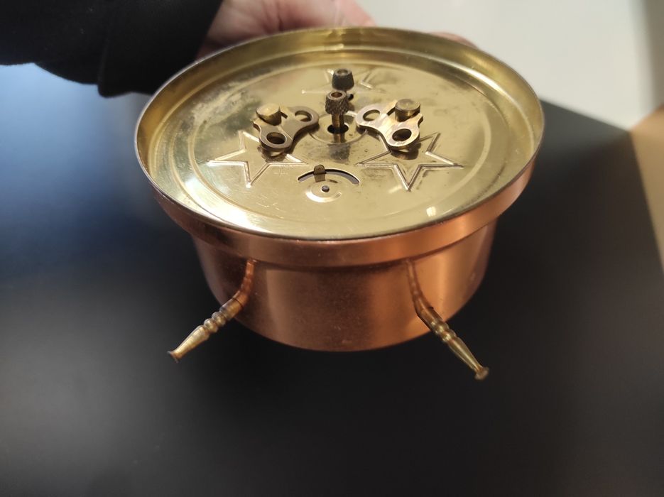 Стар помеднен механичен часовник