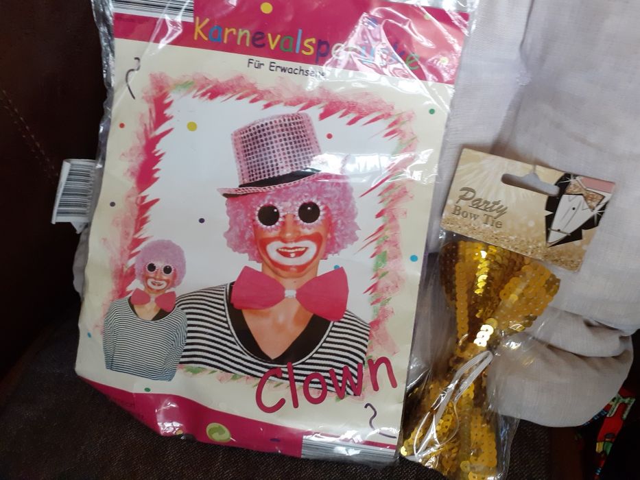 Peruca și papion clown