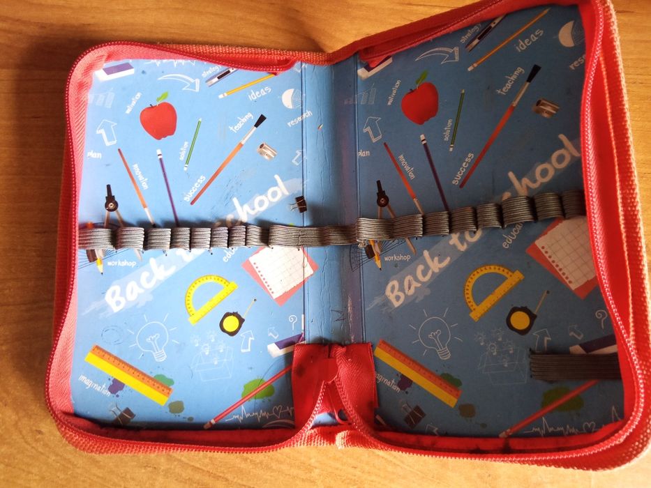 Красный пенал с машиной