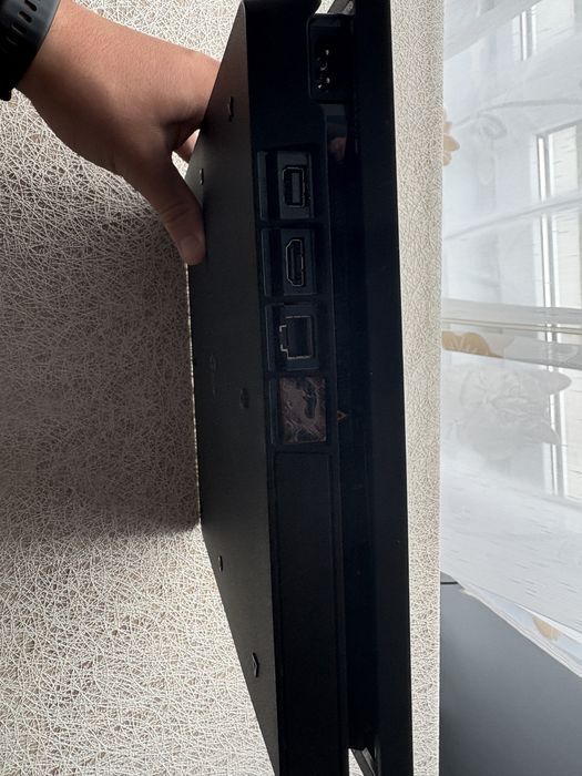 Playstation 4 Slim 1TB+ două jocuri