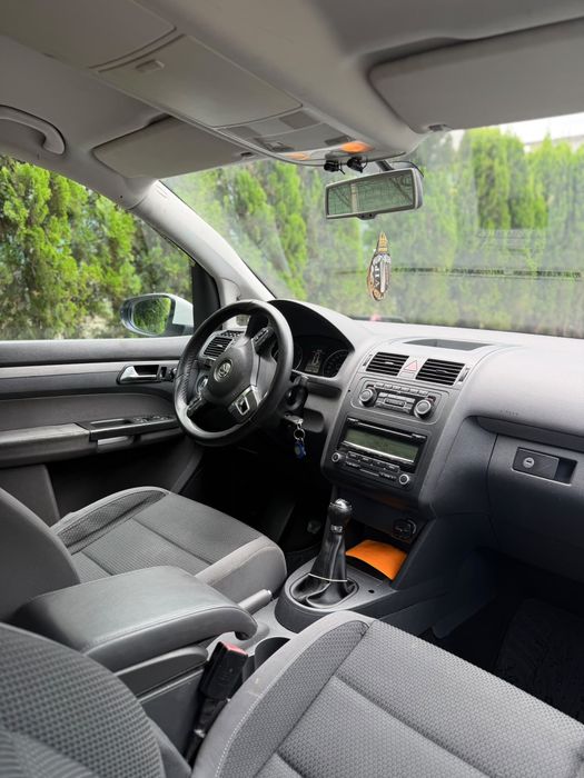 VOLKSWAGEN Touran 2011 — imagine 4