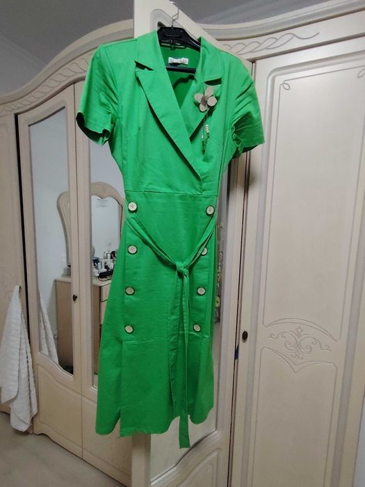 Продам платья разные