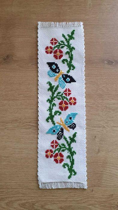 Semne de carte brodate manual