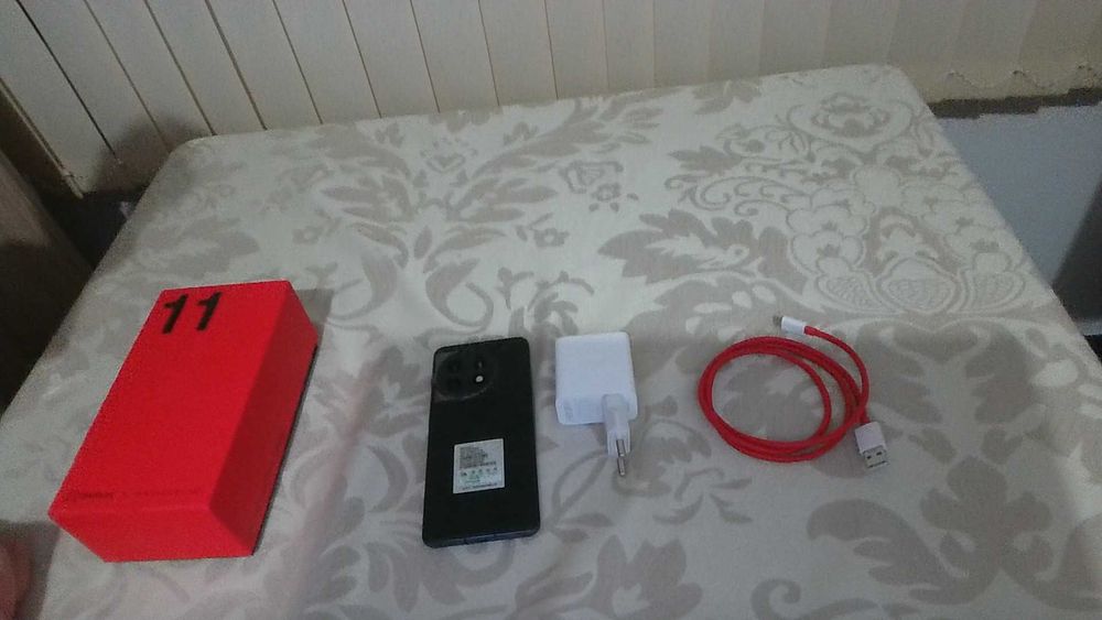 продавам личният си смартфон OnePlus 11