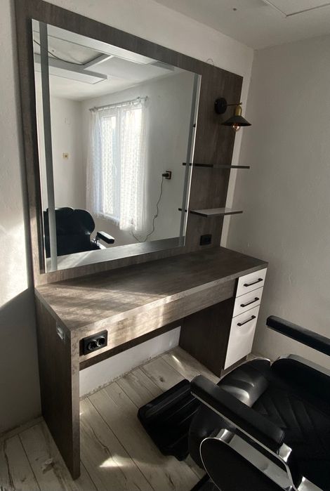 Шкаф с голямо лед огледало