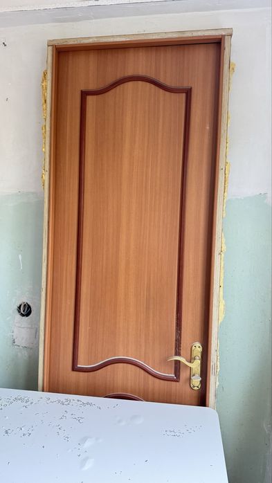 Продам б/у двери ,стол,прихожка