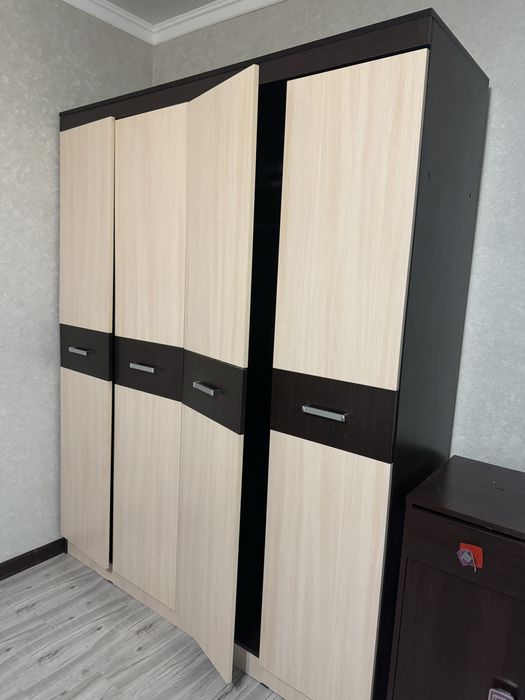 Шкаф четырехдверный и тумбы