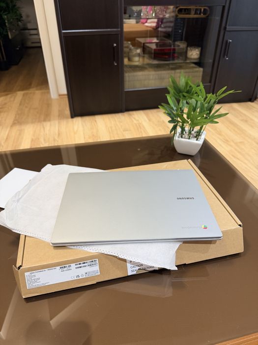 Samsung Galaxy Chromebook Go (Nou) - Ecran 14" HD, Silver, Ideal pentru Școală/Office