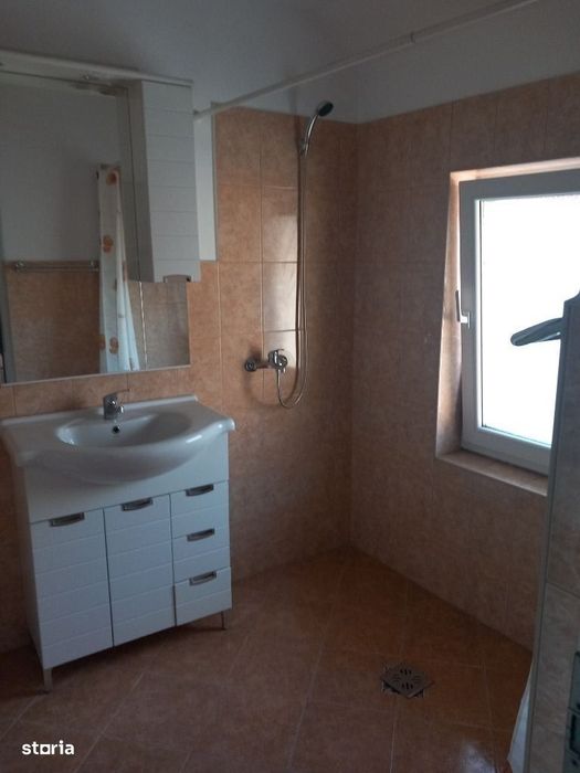 Casa cu etaj,cu garaj, D+P+E+M,611 mp, teren 371 mp,Central