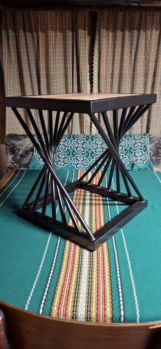 Помощна масичка от метален профил и  дъбова дървесина.