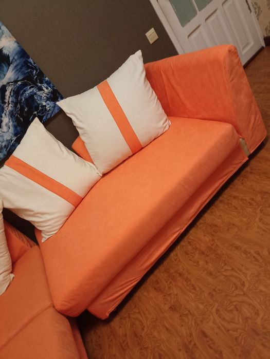 Целый диван для детской или гостиной переезжаю, он остаётся