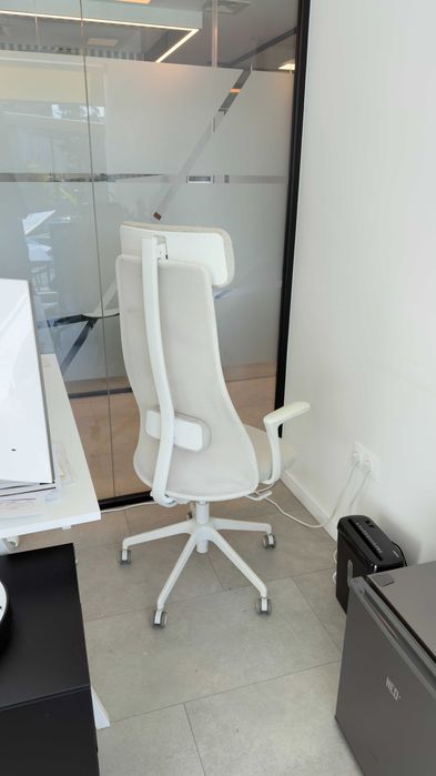 IKEA JÄRVFJÄLLET – бял ергономичен офис стол с подглавник
