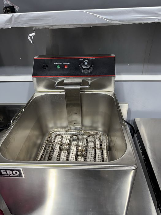 Стол, холодильник , фритрю , тостер