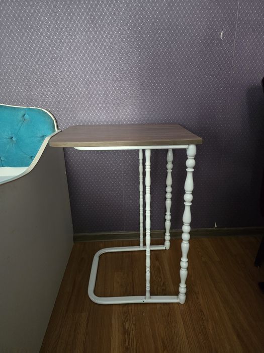Столик приставной
