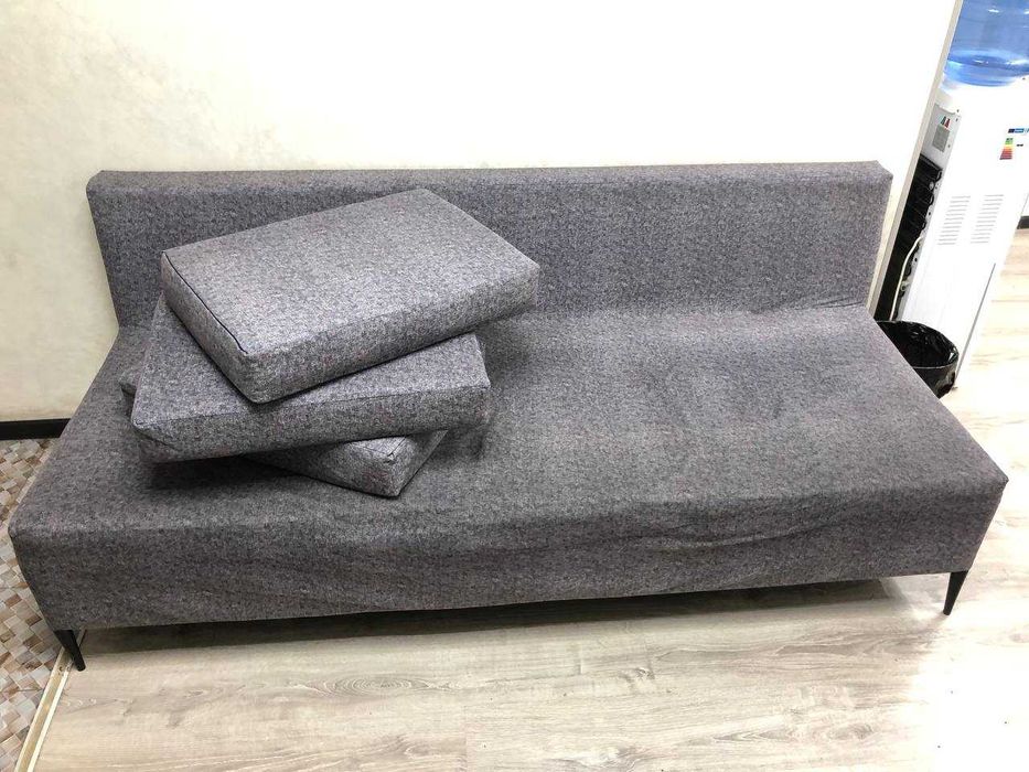 Замонавий тўғри диван, кўк-кулранг рангда, яхши ҳолатда