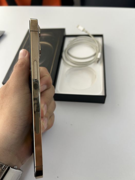 Айфон 12 pro max[в идеальном состоянии]