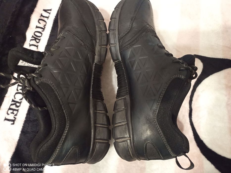 Reebok-работни обувки с бомбе 42 номер