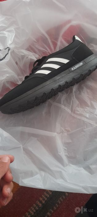 Adidas brendining krosovkasi