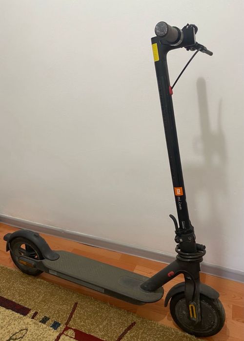 Продам электросамокат Xiaomi Mi Electric Scooter Essential.