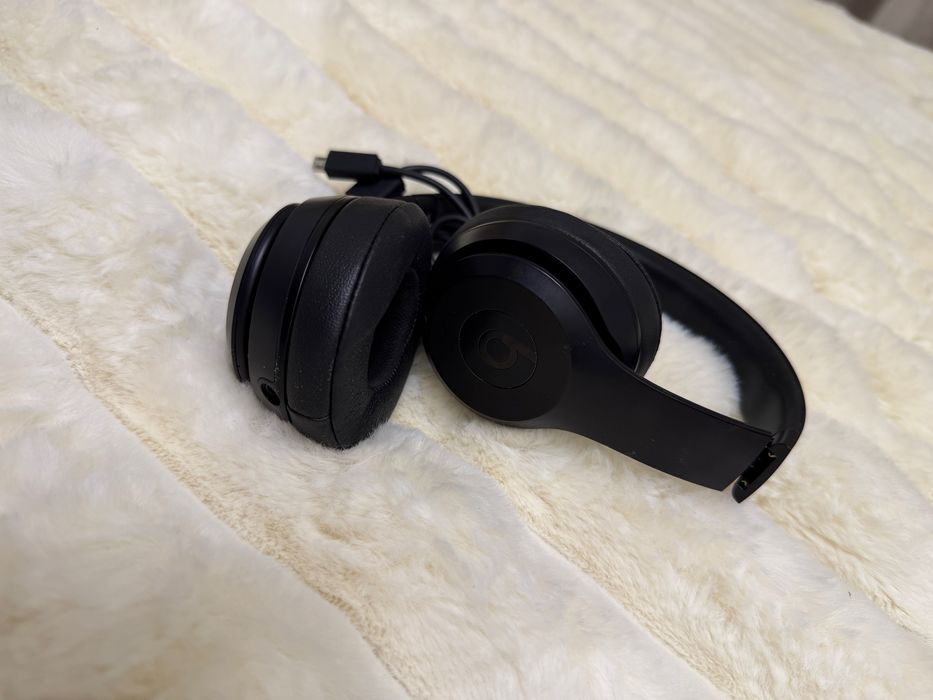 Casti Beats 3 aproape noi