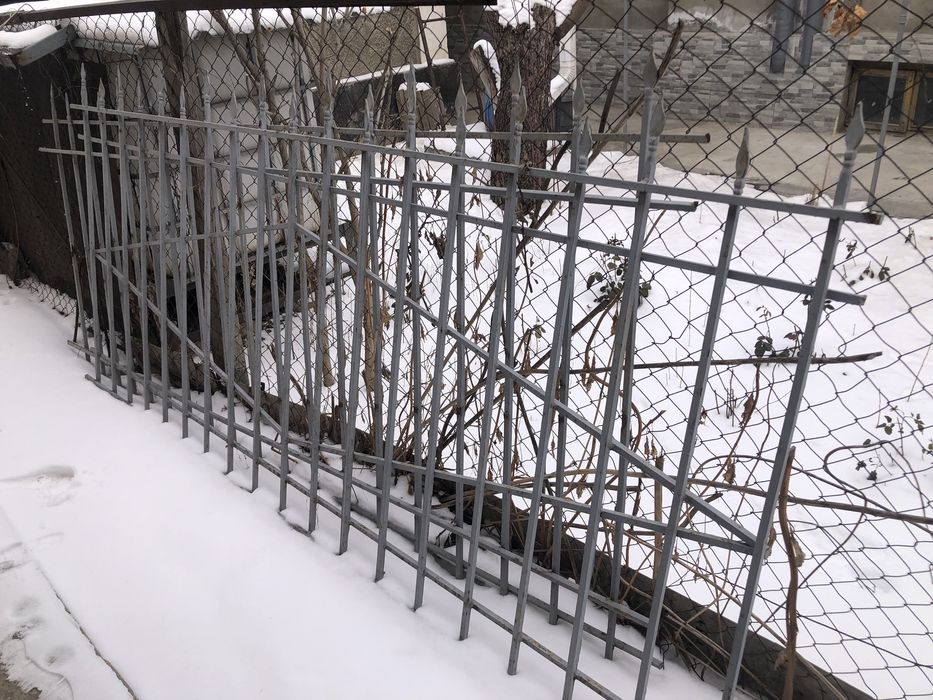 Железный забор крашеный