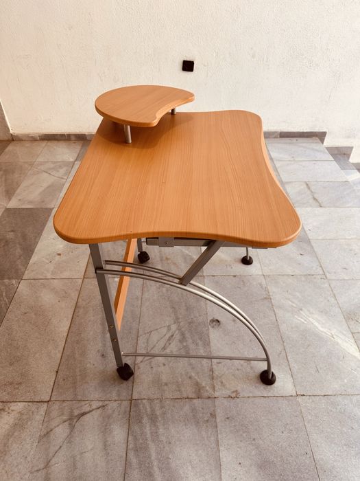 Практично компютърно бюро с изтеглящ плот и поставка от 90-те