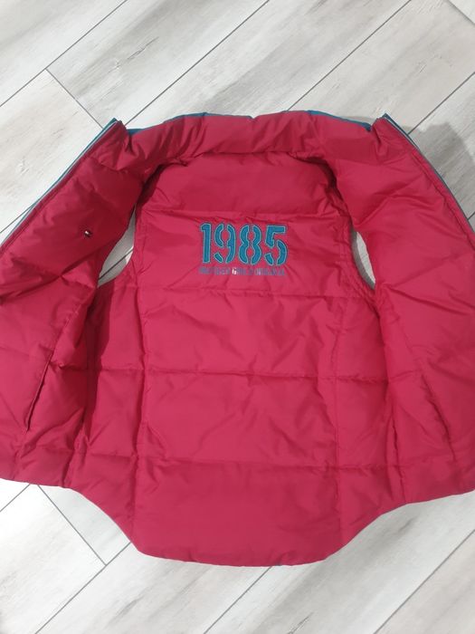 Vesta Tommy Hilfiger 100% originala 2 fete 14 ani 164 sau xs s superba